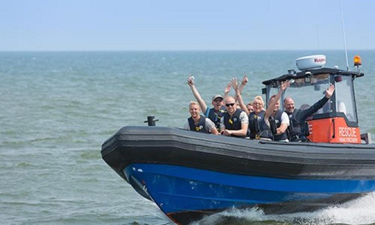 Chalet Op Camping Lauwersoog Met 3 Slaapkamers En Vaatwasser - Joycasa Екстериор снимка